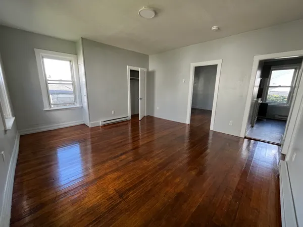 $1,300 | 558 Plymouth Avenue, Unit 1L, Fall River, MA 02721