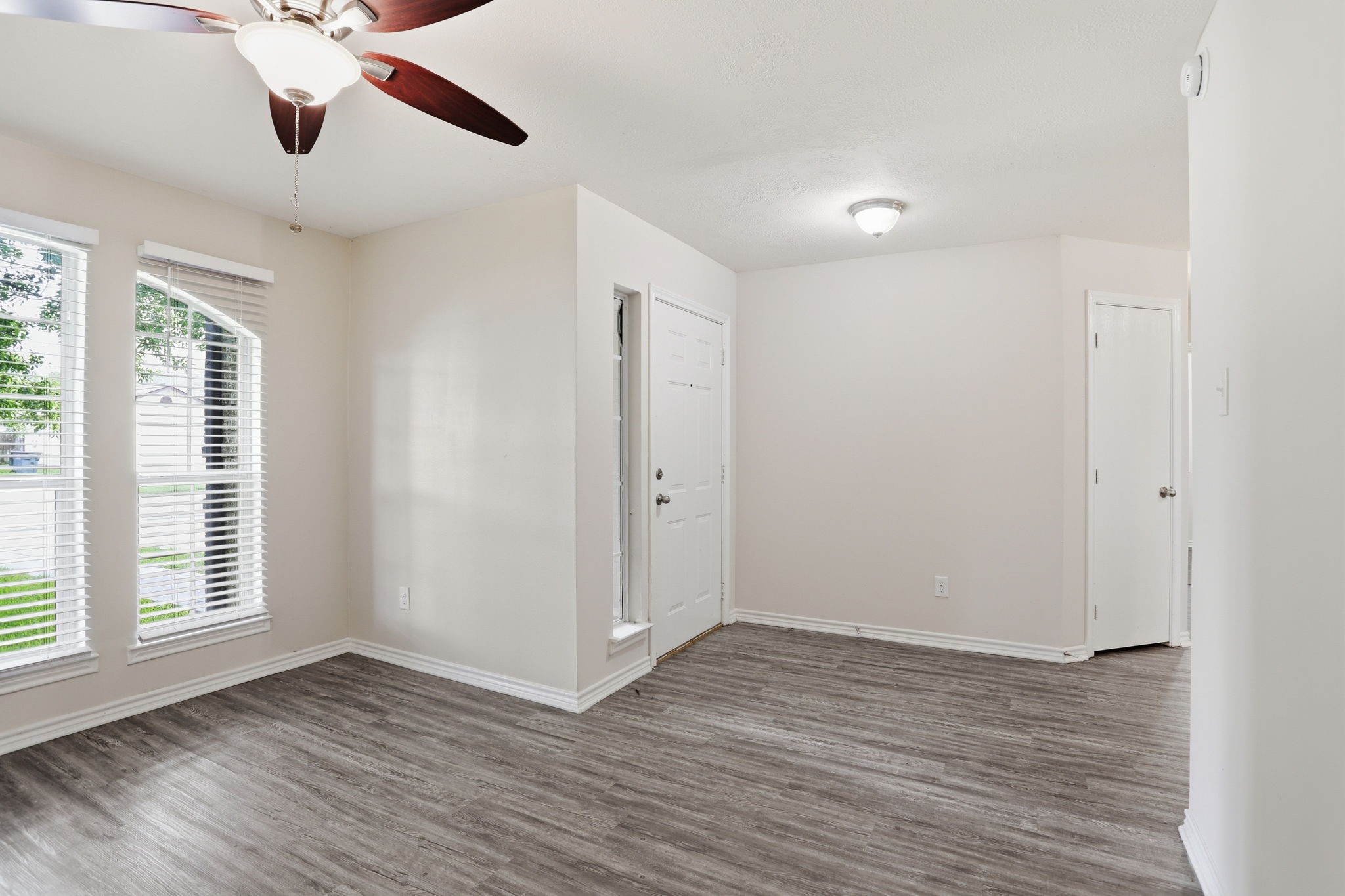 2325 Shady Tree Lane Conroe, TX 77301 - Photo 11 of 46