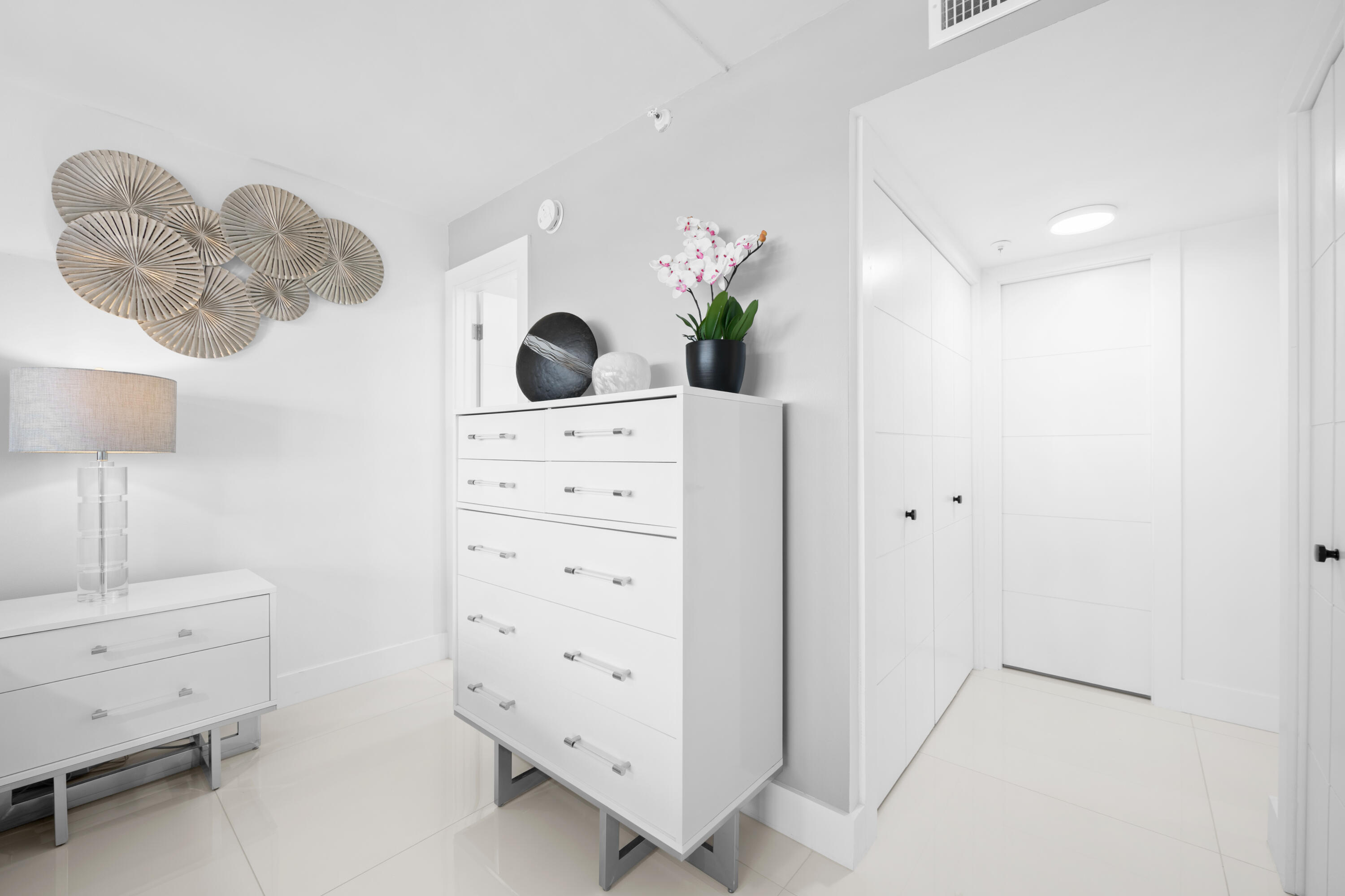 899 Jeffery Street, Unit 612 Boca Raton, FL 33487 - Photo 24 of 63 a view of dresser