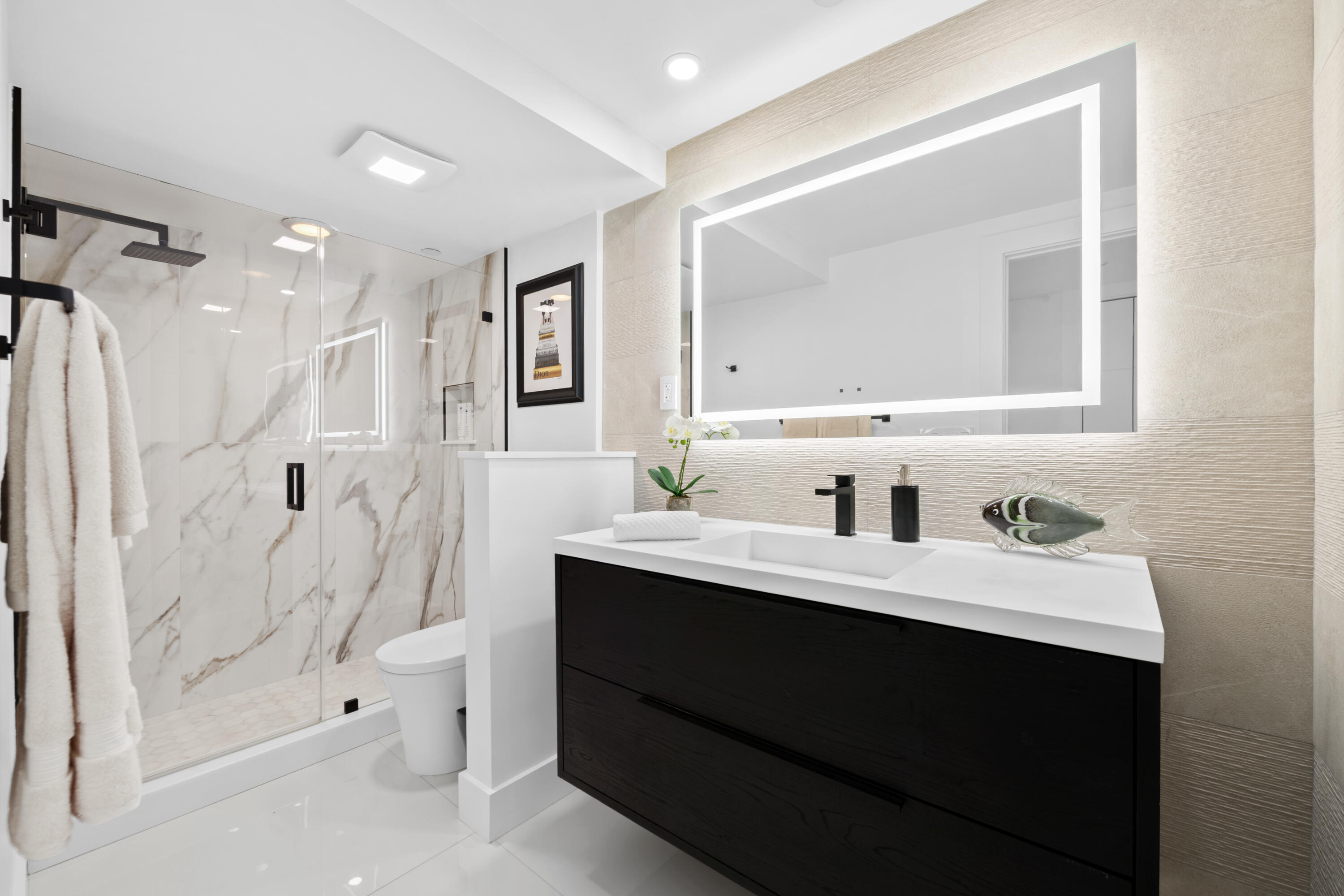 899 Jeffery Street, Unit 612 Boca Raton, FL 33487 - Photo 30 of 63 a bathroom with a bathtub a sink a toilet a mirror and shower