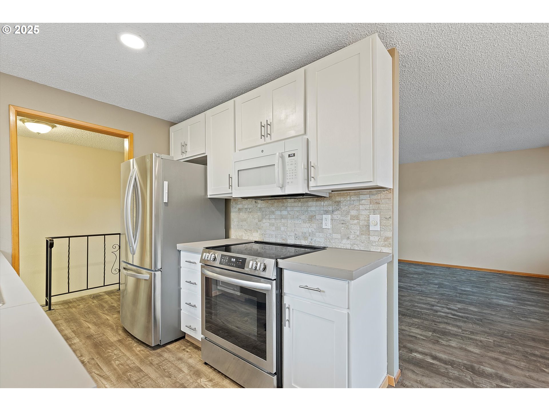 1295 Northwest Riverview Avenue Gresham, OR 97030 - Photo 15 of 35 a kitchen with a stove a sink and a refrigerator