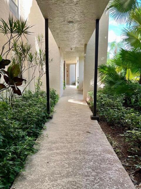 7472 La Paz Boulevard, Unit 103 Boca Raton, FL 33433 - Photo 3 of 21 Walkway