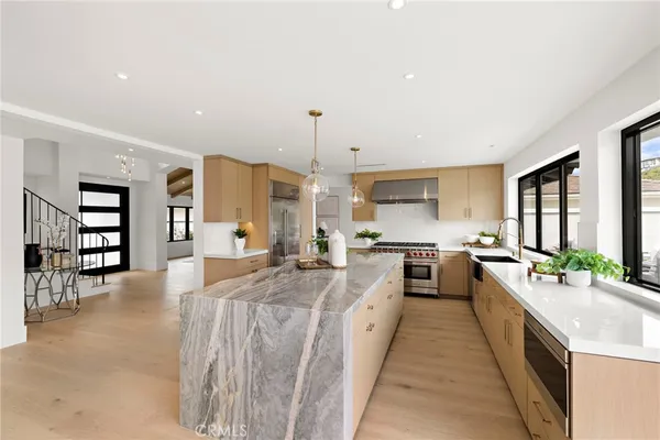 $6,495,000 | 6 Monterey Circle, Corona del Mar, CA 92625
