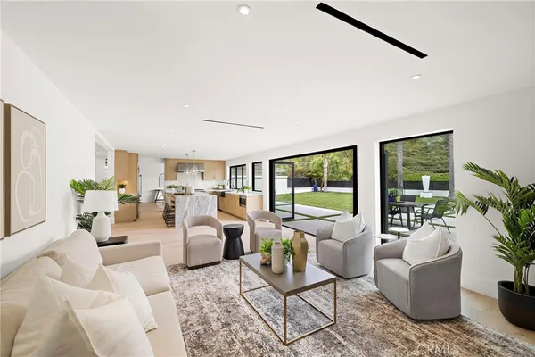 $6,495,000 | 6 Monterey Circle, Corona del Mar, CA 92625