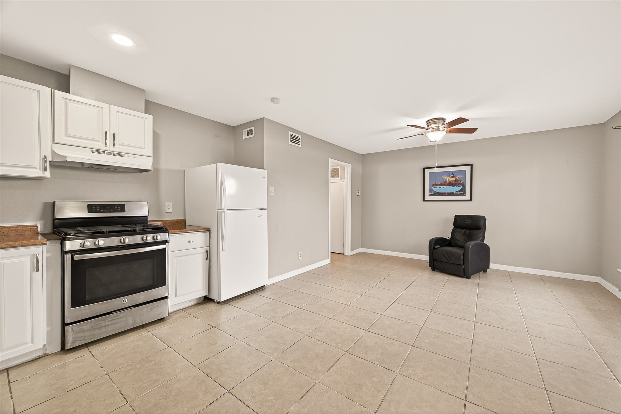 1529 Wirt Road, Unit 1 Houston, TX 77055 - Photo 5 of 16 a kitchen with white cabinets and appliances