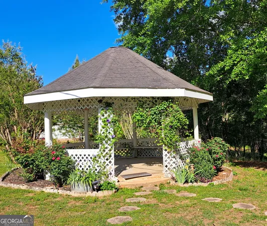 a view of a backyard with garden