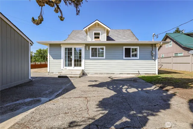 a view of a house with a yard