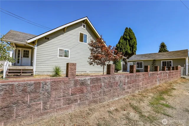a front view of house with yard