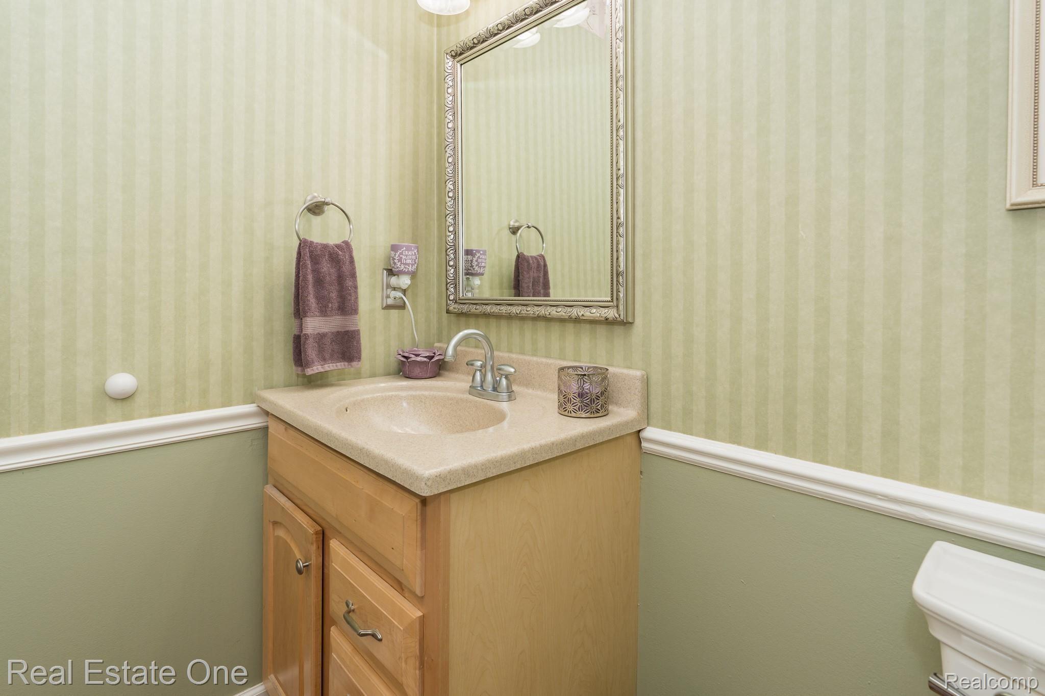 3028 Baypoint Drive Rochester, MI 48309 - Photo 27 of 40 1/2 BATH ON ENTRY LEVEL