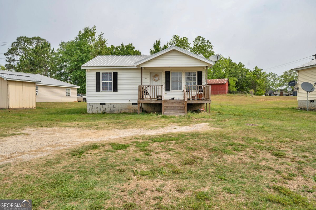 707 East 3rd Avenue Cordele, GA 31015 - Photo 1 of 21 a front view of a house with a garden and porch