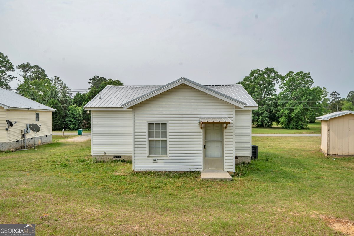 707 East 3rd Avenue Cordele, GA 31015 - Photo 21 of 21 a view of a backyard with a garden