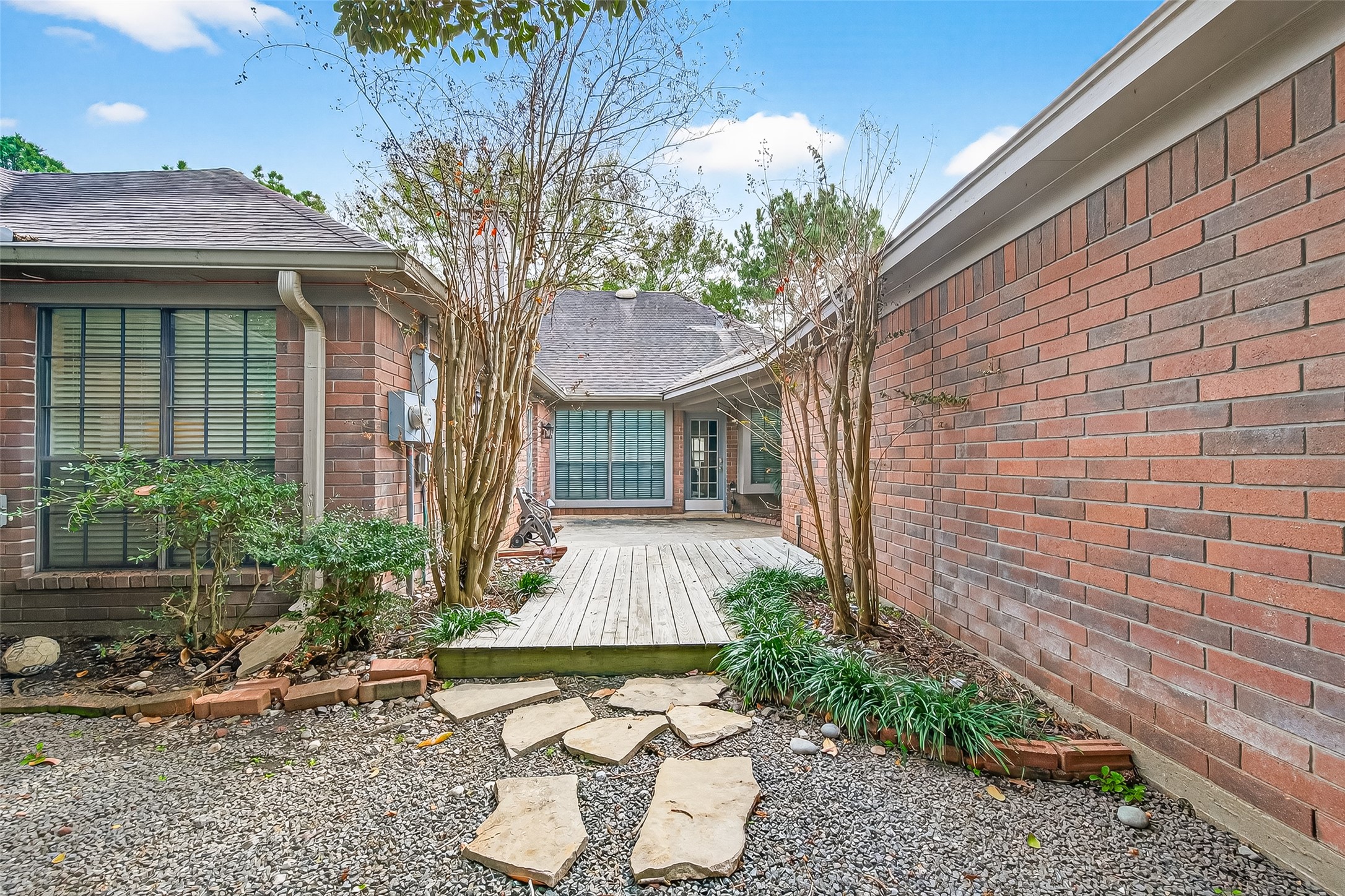 18526 Fawn Run Lane Houston, TX 77084 - Photo 34 of 47 a front view of a house with garden
