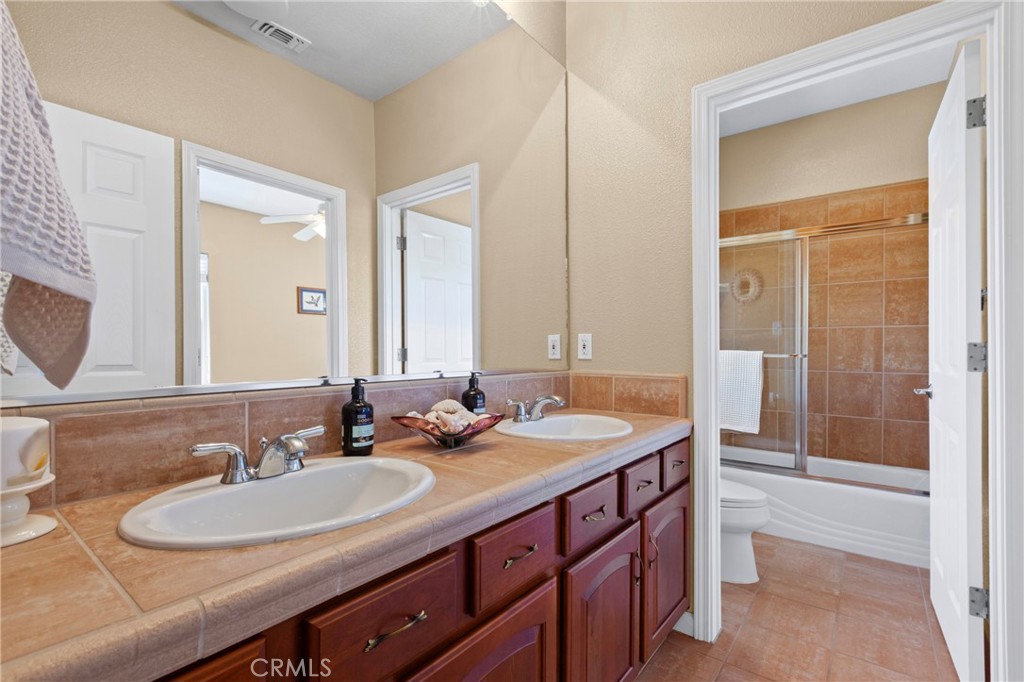 909 Experimental Station Road Paso Robles, CA 93446 - Photo 25 of 49 Jack & Jill Bathroom