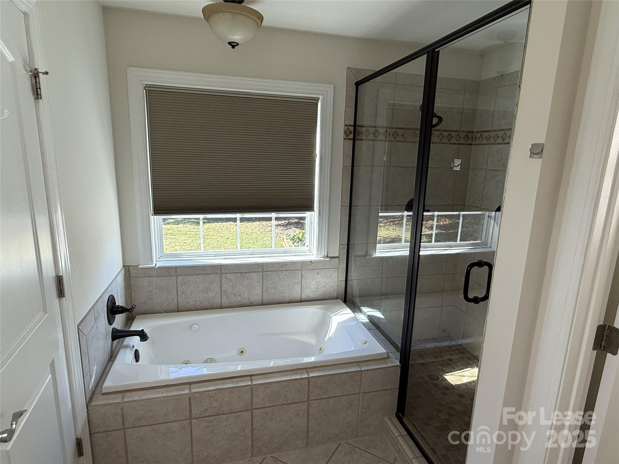 350 Melbourne Court Charlotte, NC 28209 - Photo 17 of 22 a bathroom with a tub and mirror