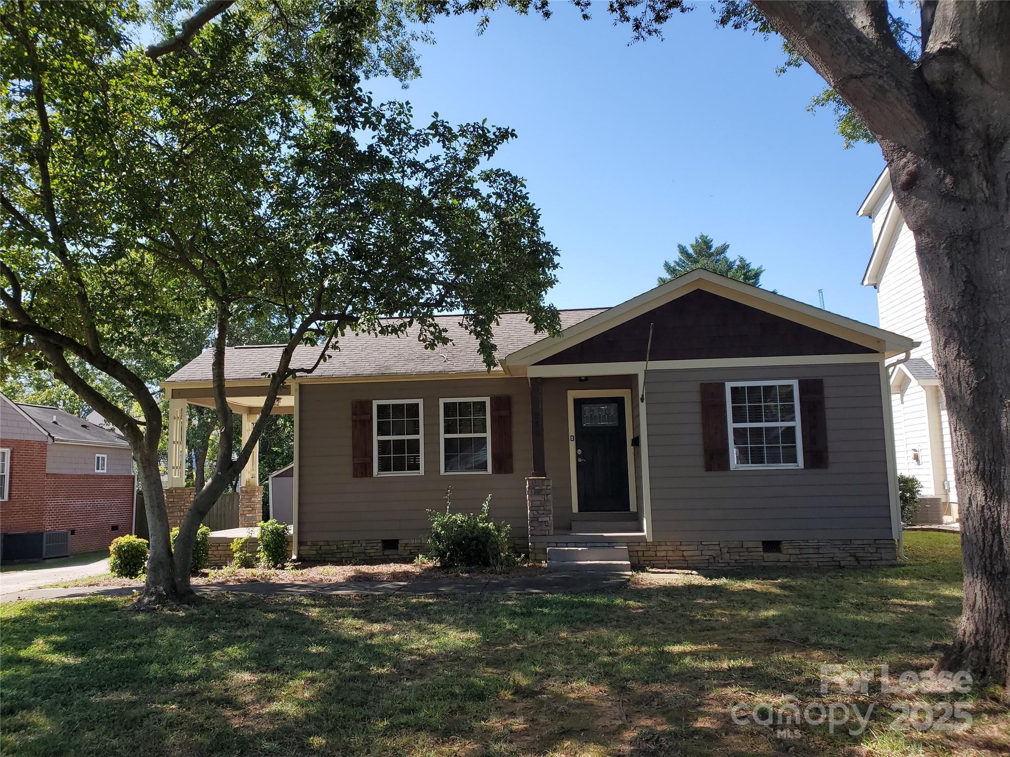 350 Melbourne Court Charlotte, NC 28209 - Photo 22 of 22 front view of a house with a yard