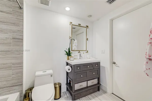 $8,500 | 6000 Collins Avenue, Unit 523, Miami Beach, FL 33140