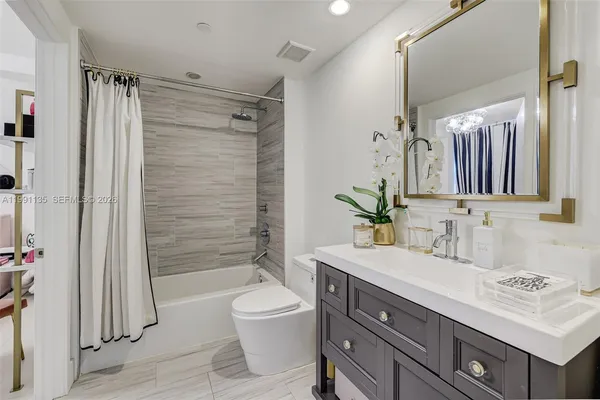 $8,500 | 6000 Collins Avenue, Unit 523, Miami Beach, FL 33140