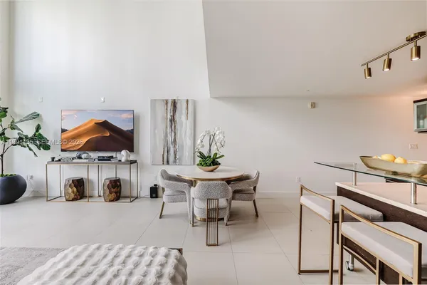 $8,500 | 6000 Collins Avenue, Unit 523, Miami Beach, FL 33140