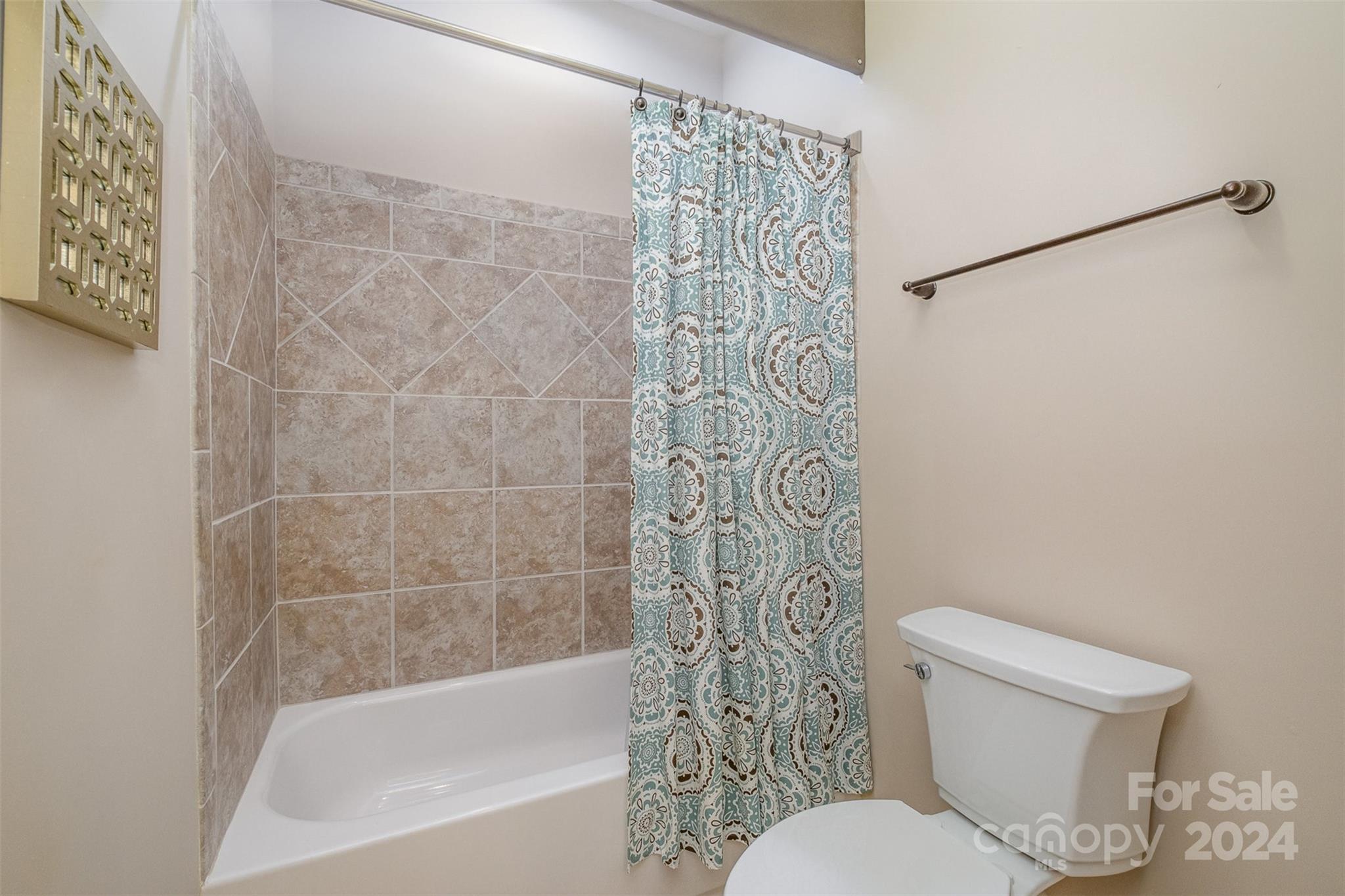 6926 Potter Road Weddington, NC 28104 - Photo 28 of 46 a bathroom with a toilet and a bathtub