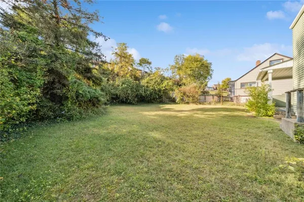 a view of yard with green space