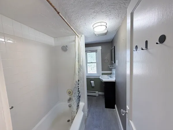 $1,900 | 359 Village Street, Unit 3, Millis, MA 02054