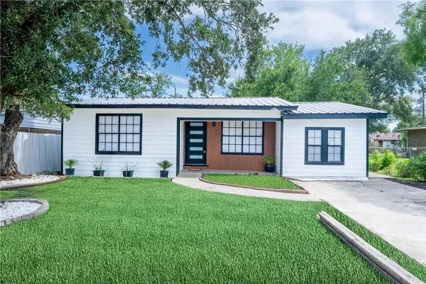 $189,000 | 1002 East Hill Avenue, Alice, TX 78332