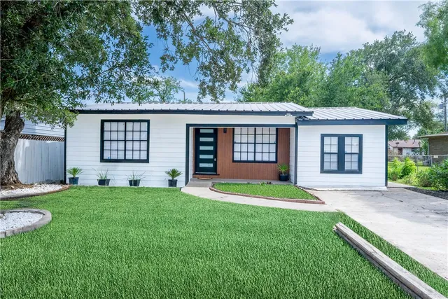 $194,000 | 1002 East Hill Avenue, Alice, TX 78332