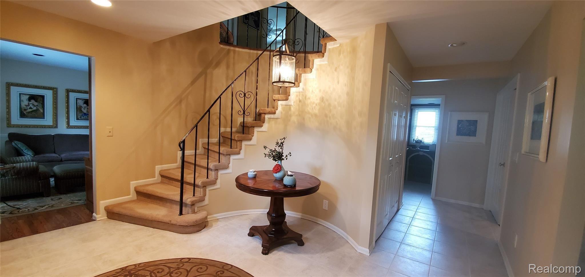 5318 Watergate Road West Bloomfield, MI 48323 - Photo 8 of 19 Watergate Foyer.jpg