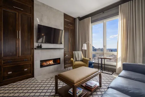 $2,999,000 | 2550 North Lakeview Avenue, Unit N1904, Chicago, IL 60614
