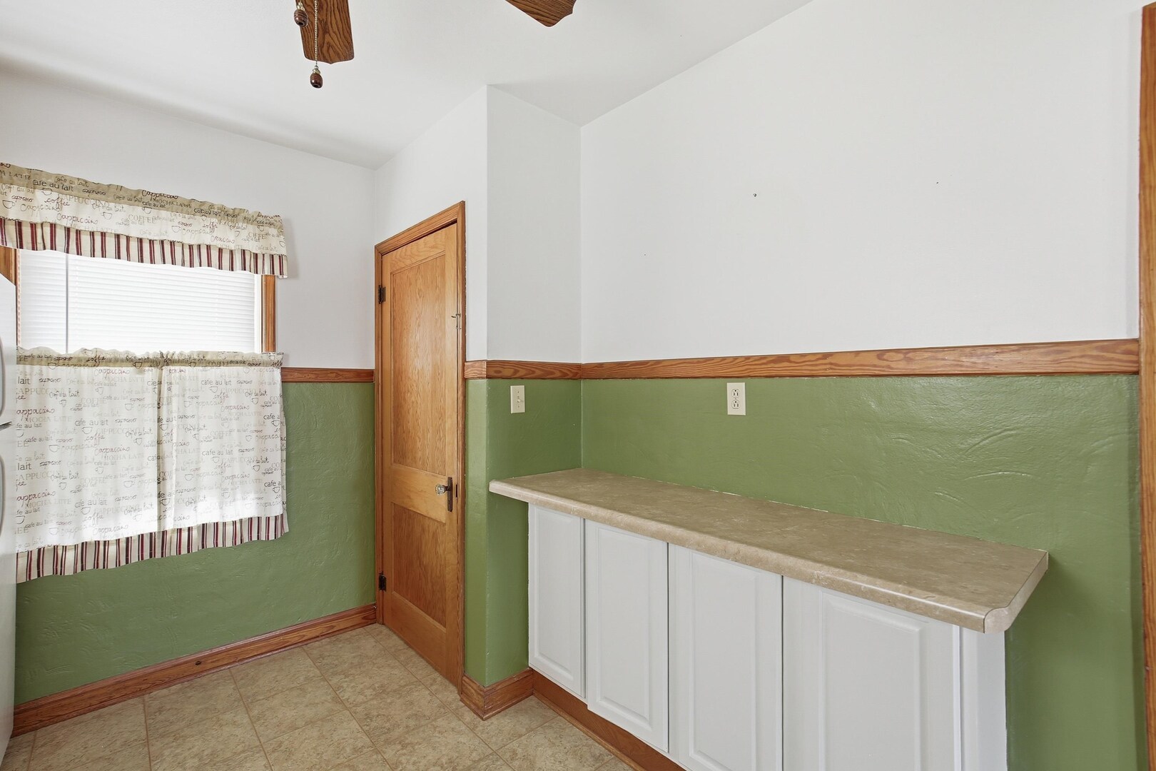 608 7th Avenue Silvis, IL 61282 - Photo 12 of 38 a view of a livingroom with an entryway