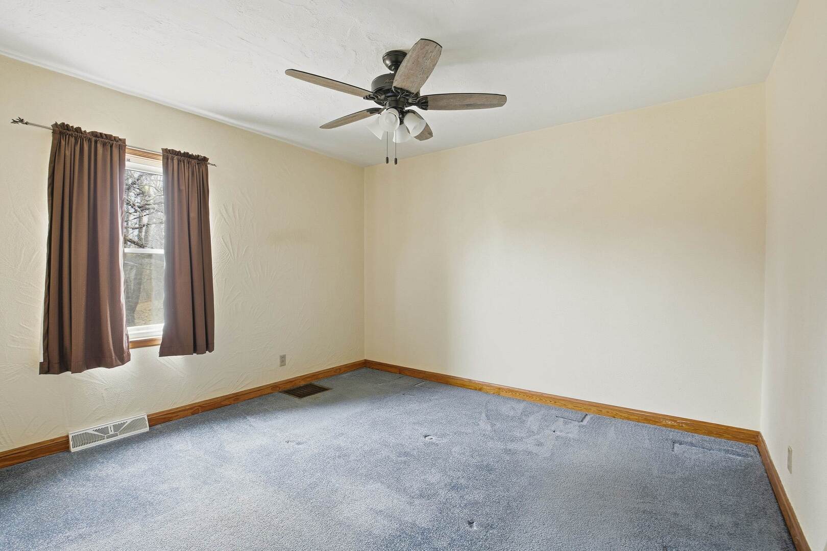 608 7th Avenue Silvis, IL 61282 - Photo 14 of 38 a view of an empty room with a window