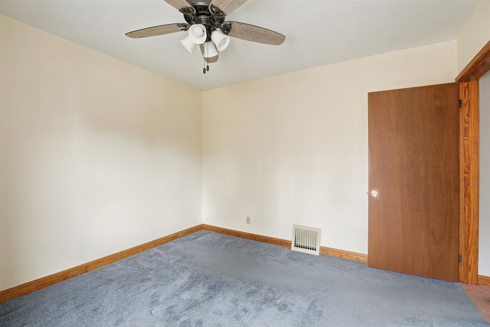 608 7th Avenue Silvis, IL 61282 - Photo 16 of 38 a view of an empty room
