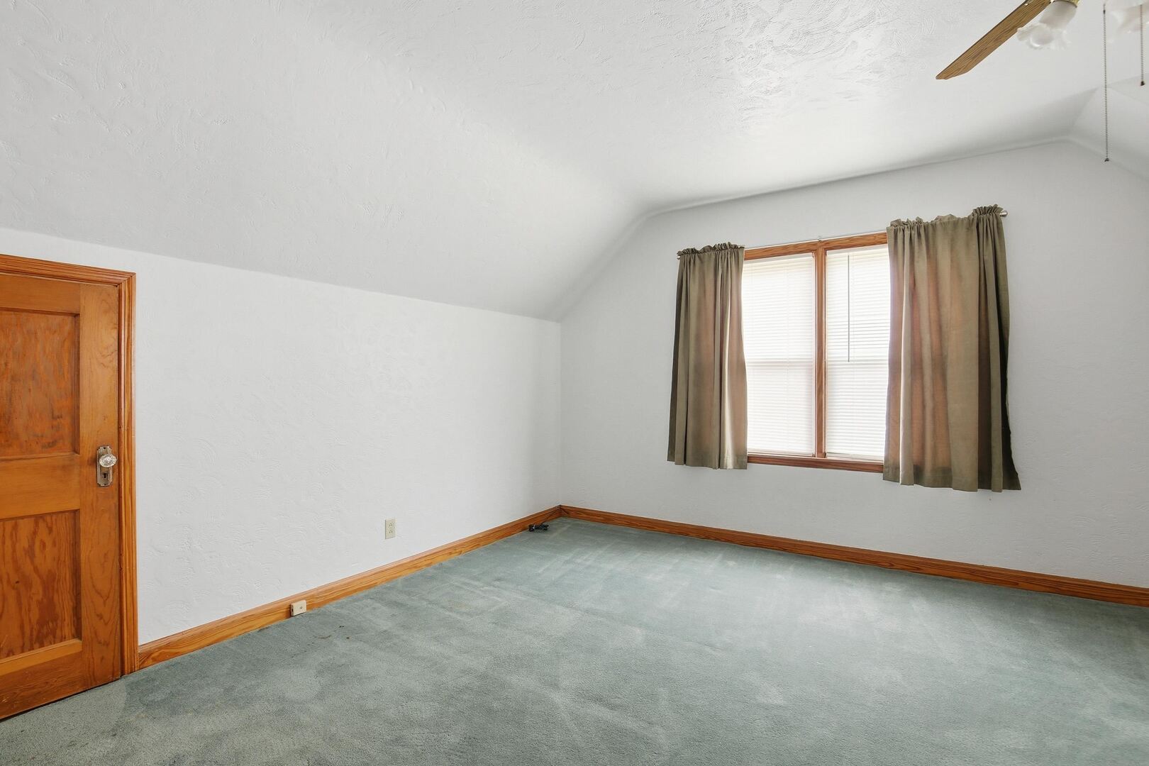 608 7th Avenue Silvis, IL 61282 - Photo 22 of 38 an empty room with a window