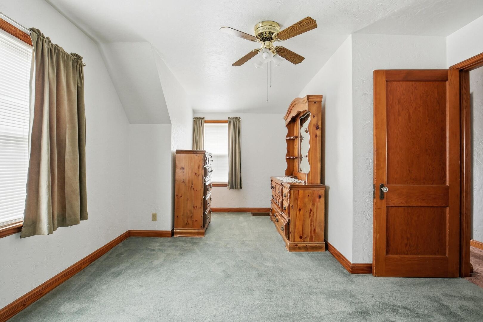 608 7th Avenue Silvis, IL 61282 - Photo 24 of 38 a view of a livingroom with wooden floor and a window