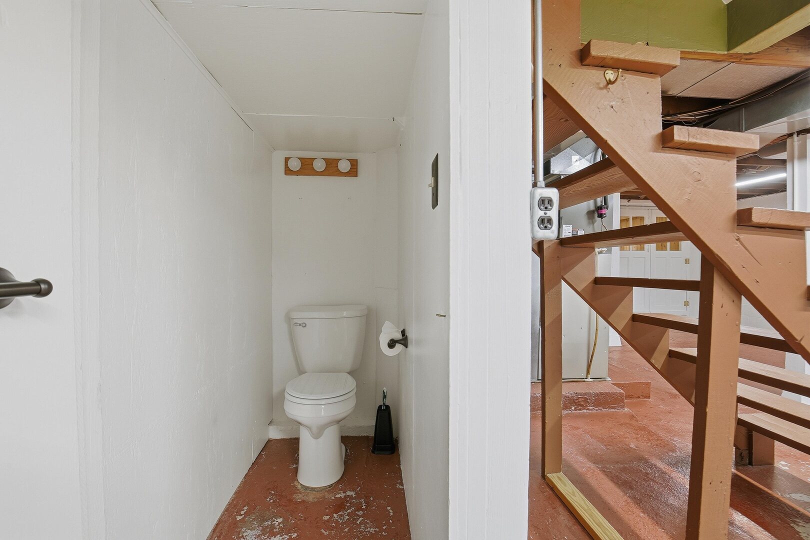 608 7th Avenue Silvis, IL 61282 - Photo 27 of 38 a view of a hallway with an entryway