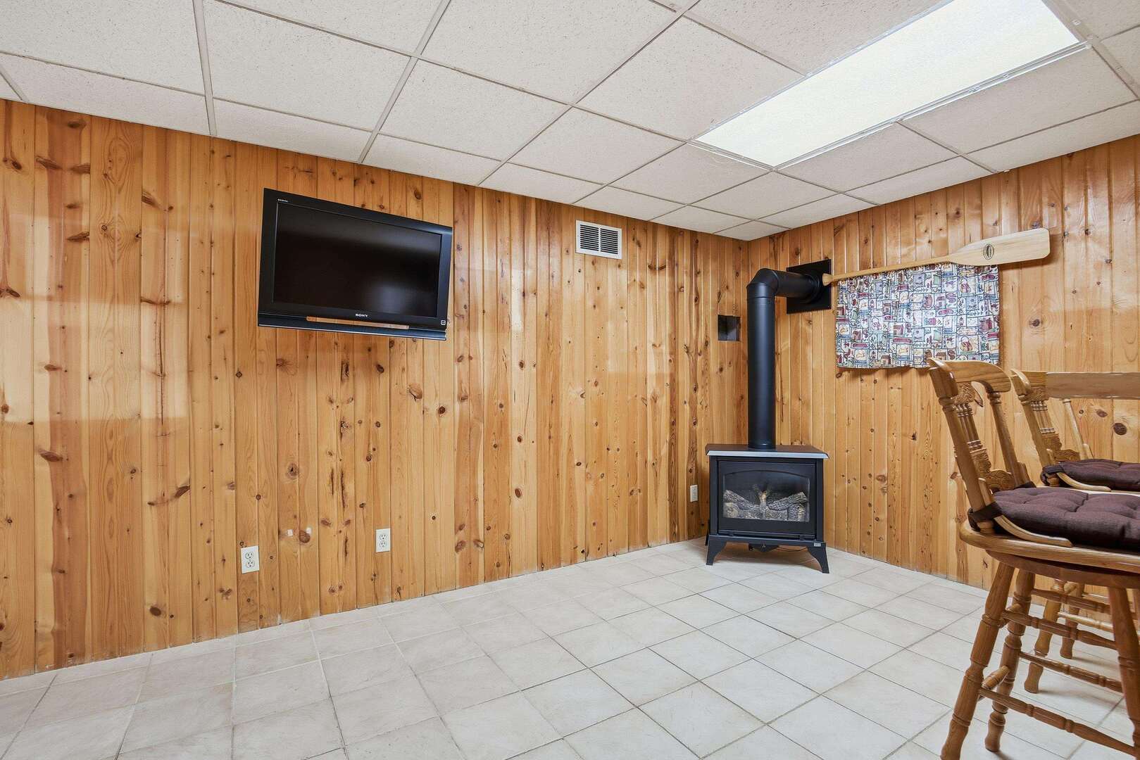 608 7th Avenue Silvis, IL 61282 - Photo 33 of 38 a bedroom with a bed and a television