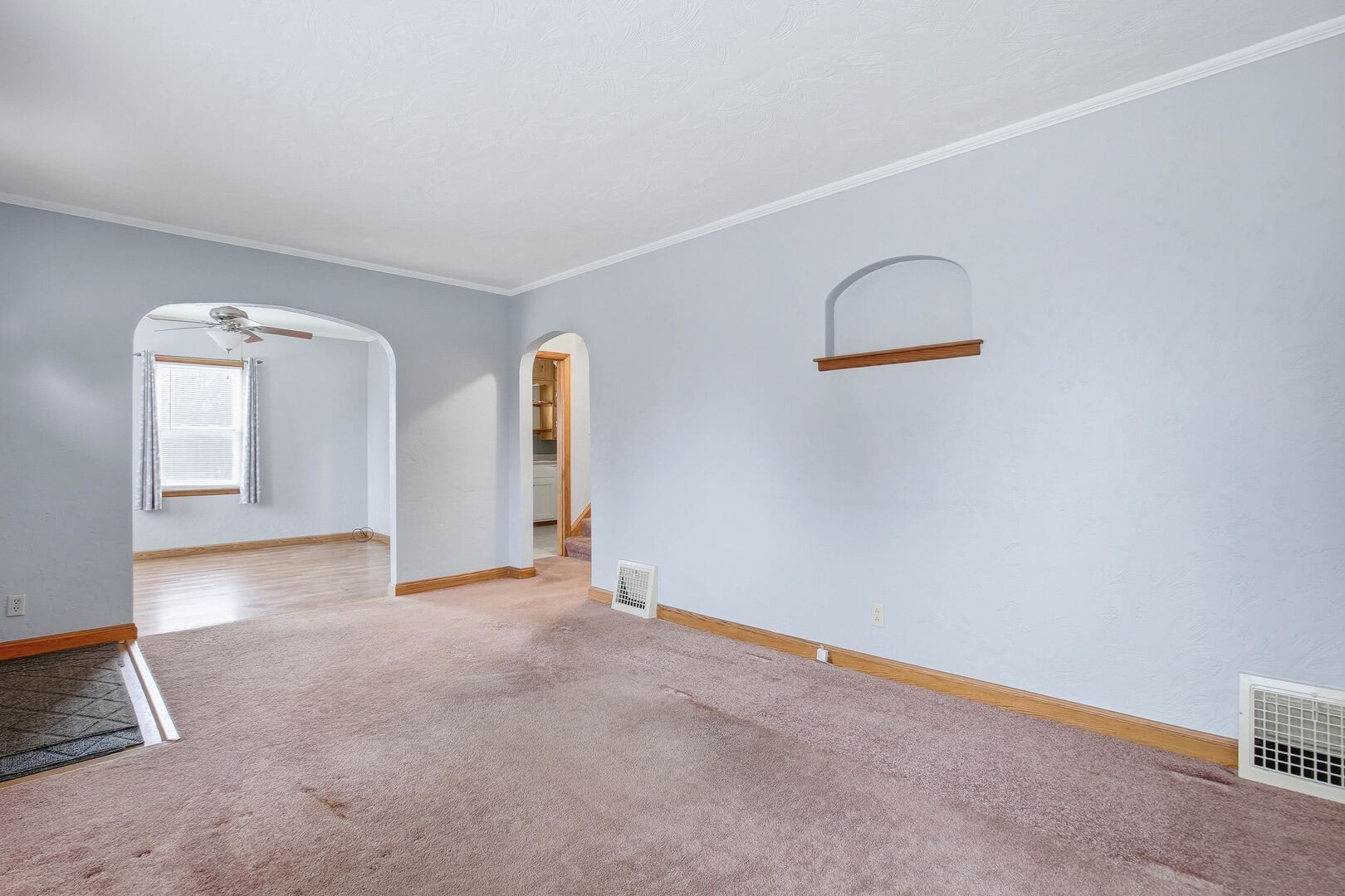 608 7th Avenue Silvis, IL 61282 - Photo 6 of 38 a view of an empty room with a window