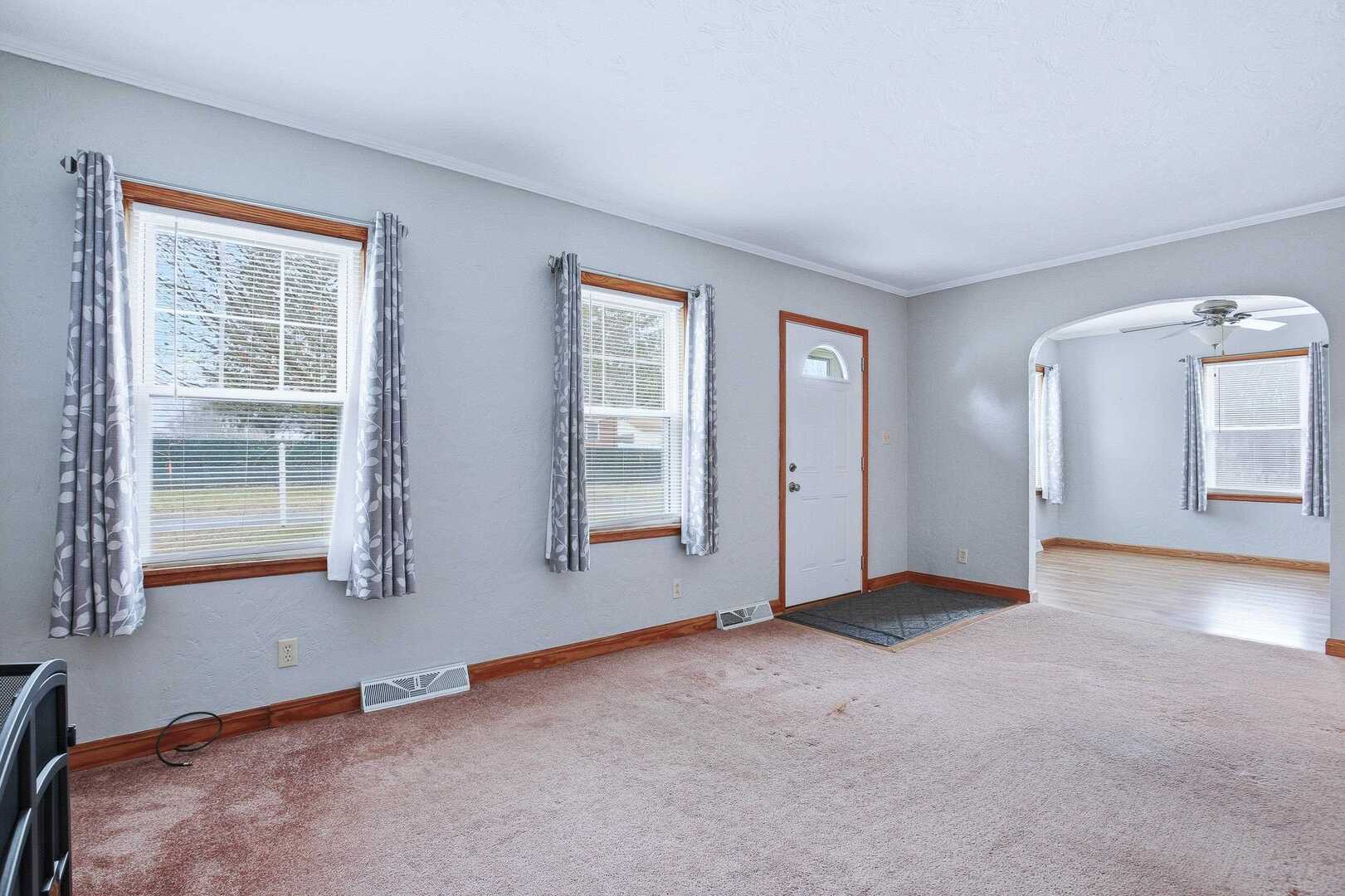 608 7th Avenue Silvis, IL 61282 - Photo 7 of 38 an empty room with windows