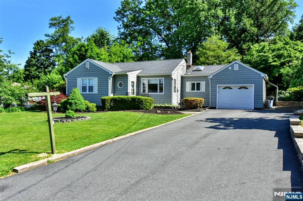 11 Mountain Ridge Drive Wayne, NJ 07470 - Photo 3 of 30