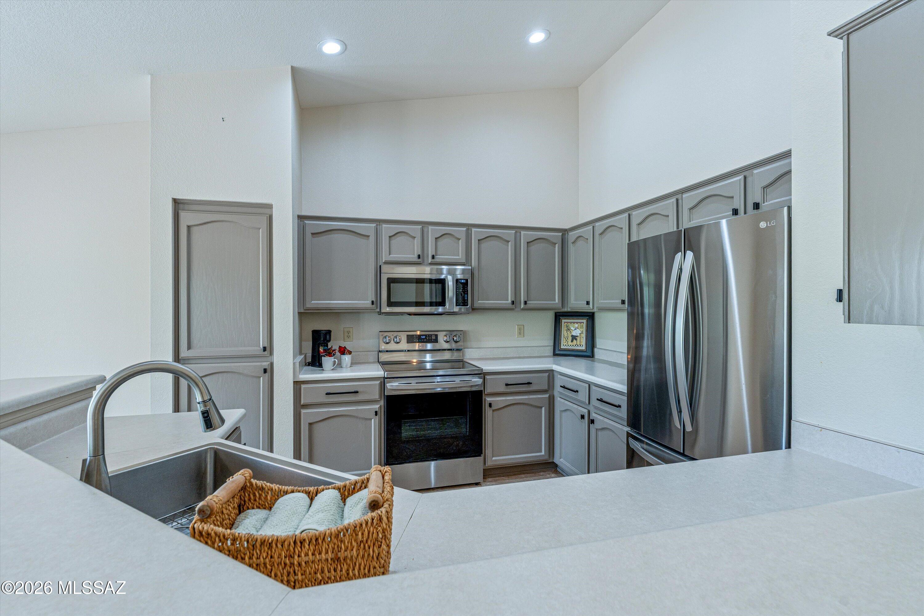 36972 South Highland Ridge Drive Tucson, AZ 85739 - Photo 31 of 50 Kitchen