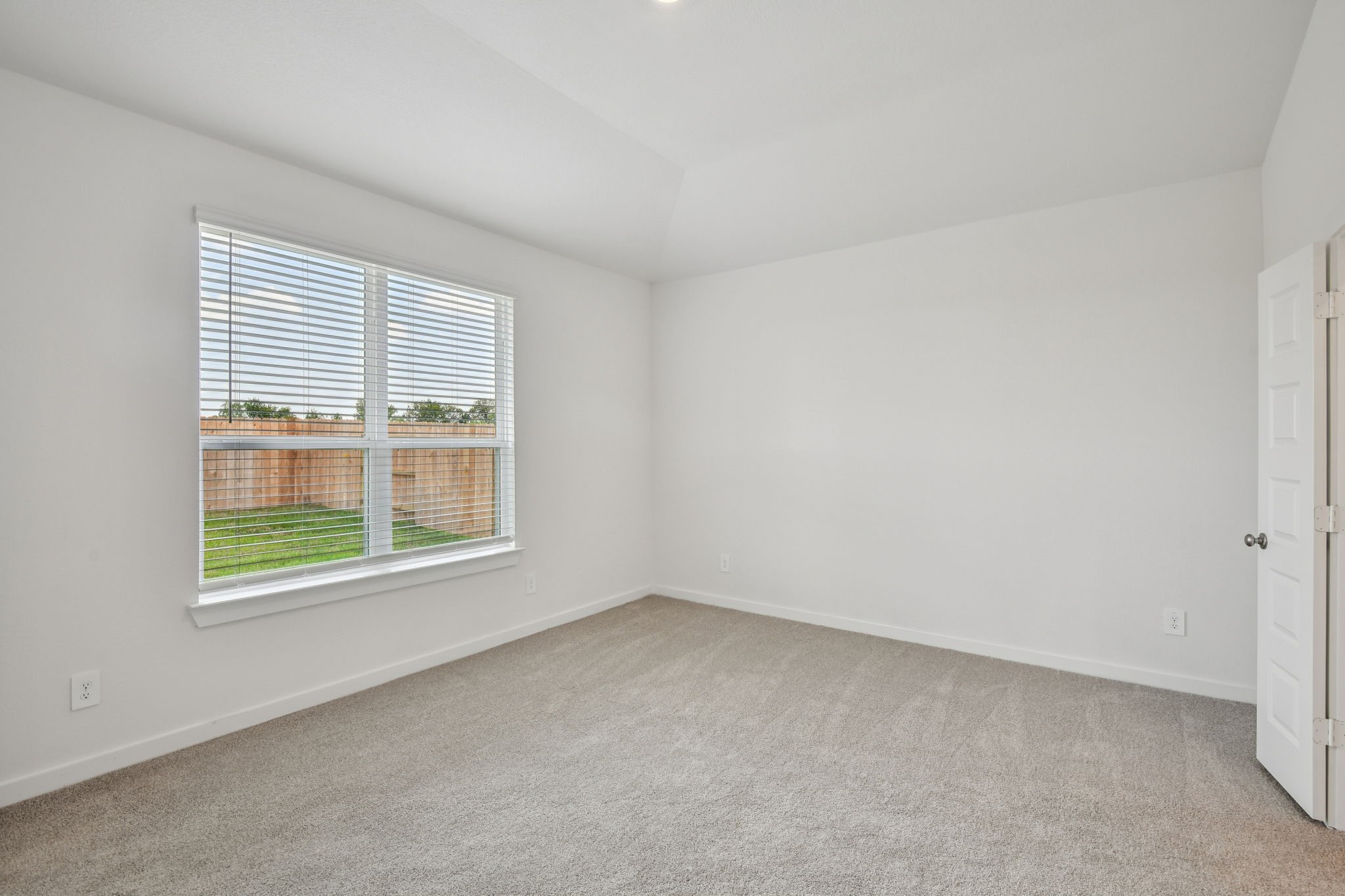 6631 Castella Drive Rosharon, TX 77583 - Photo 23 of 47 an empty room with a window