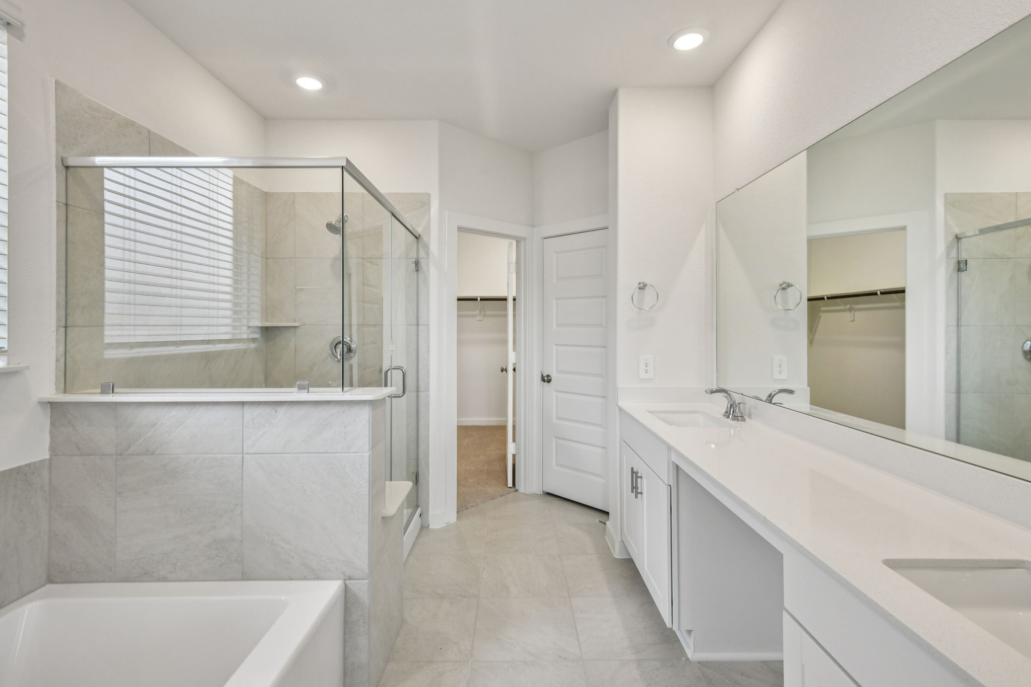 6631 Castella Drive Rosharon, TX 77583 - Photo 25 of 47 a bathroom with a tub sink and mirror