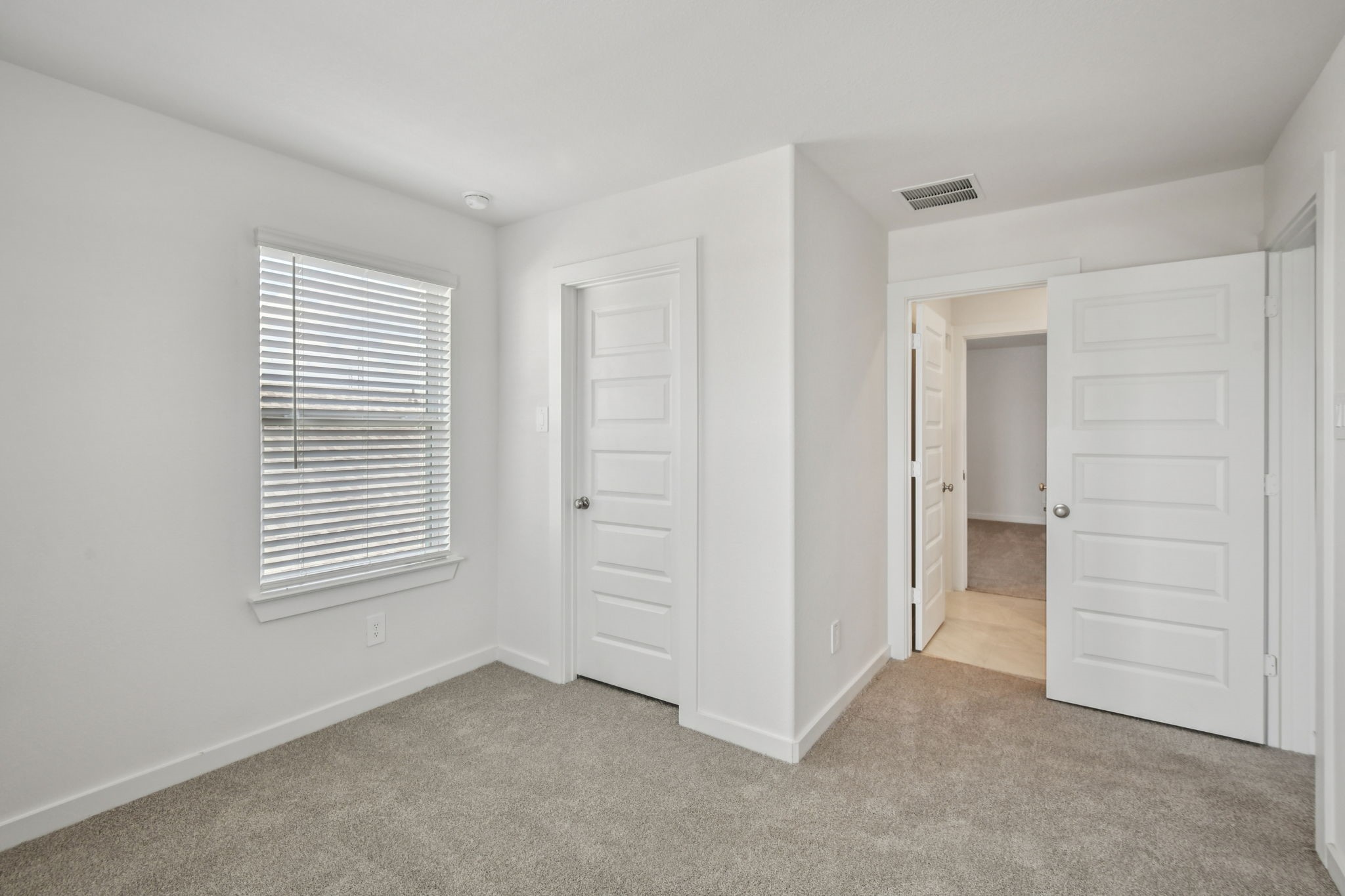 6631 Castella Drive Rosharon, TX 77583 - Photo 38 of 47 an empty room with windows and closet