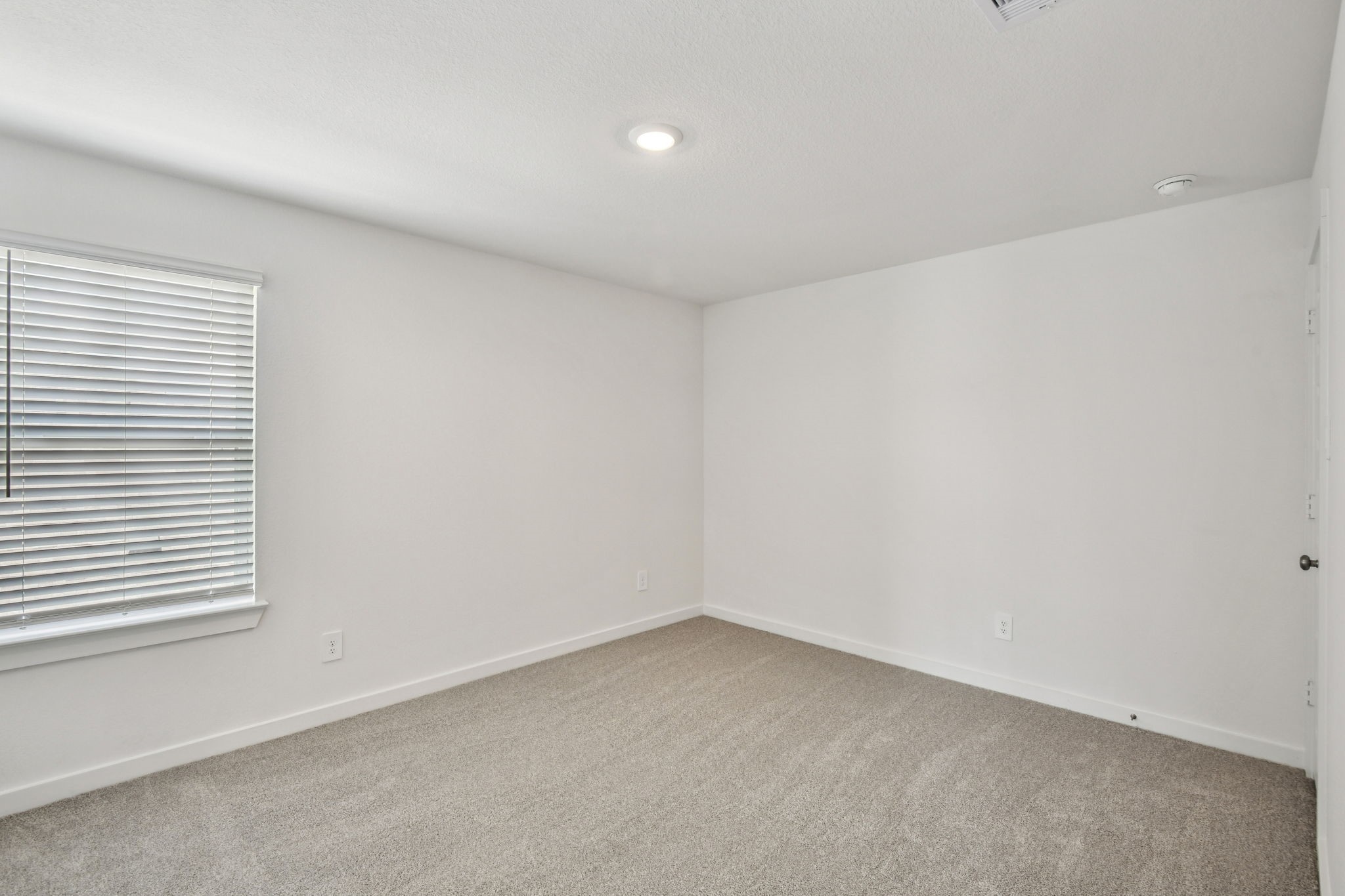 6631 Castella Drive Rosharon, TX 77583 - Photo 40 of 47 an empty room with a window