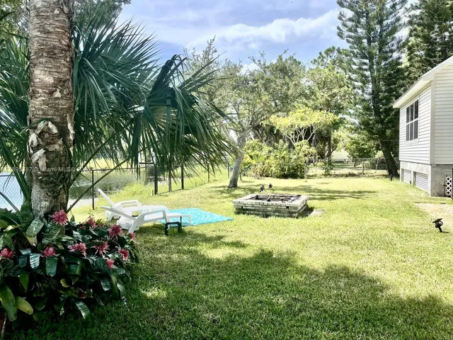 a view of a yard in front of house