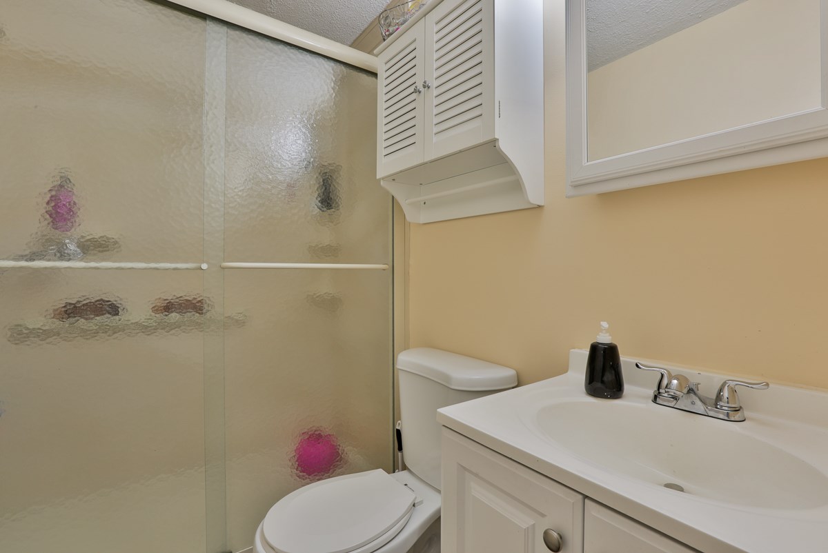 70 Pine Island Road Manchester, NH 03103 - Photo 13 of 15