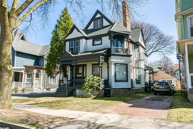 $1,800 | 500 Oxford Street, Unit 1, Rochester, NY 14607