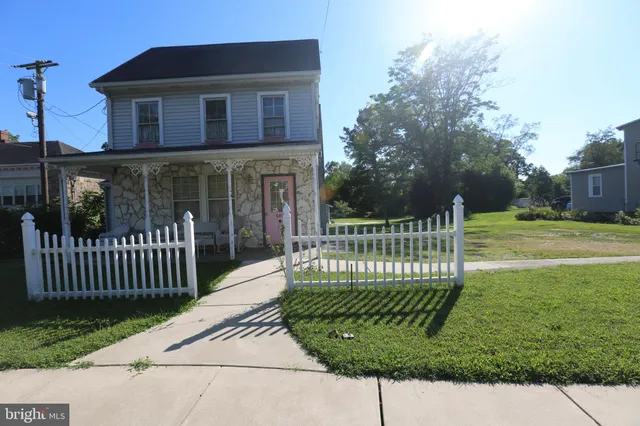 a view of a house with a small yard and plants