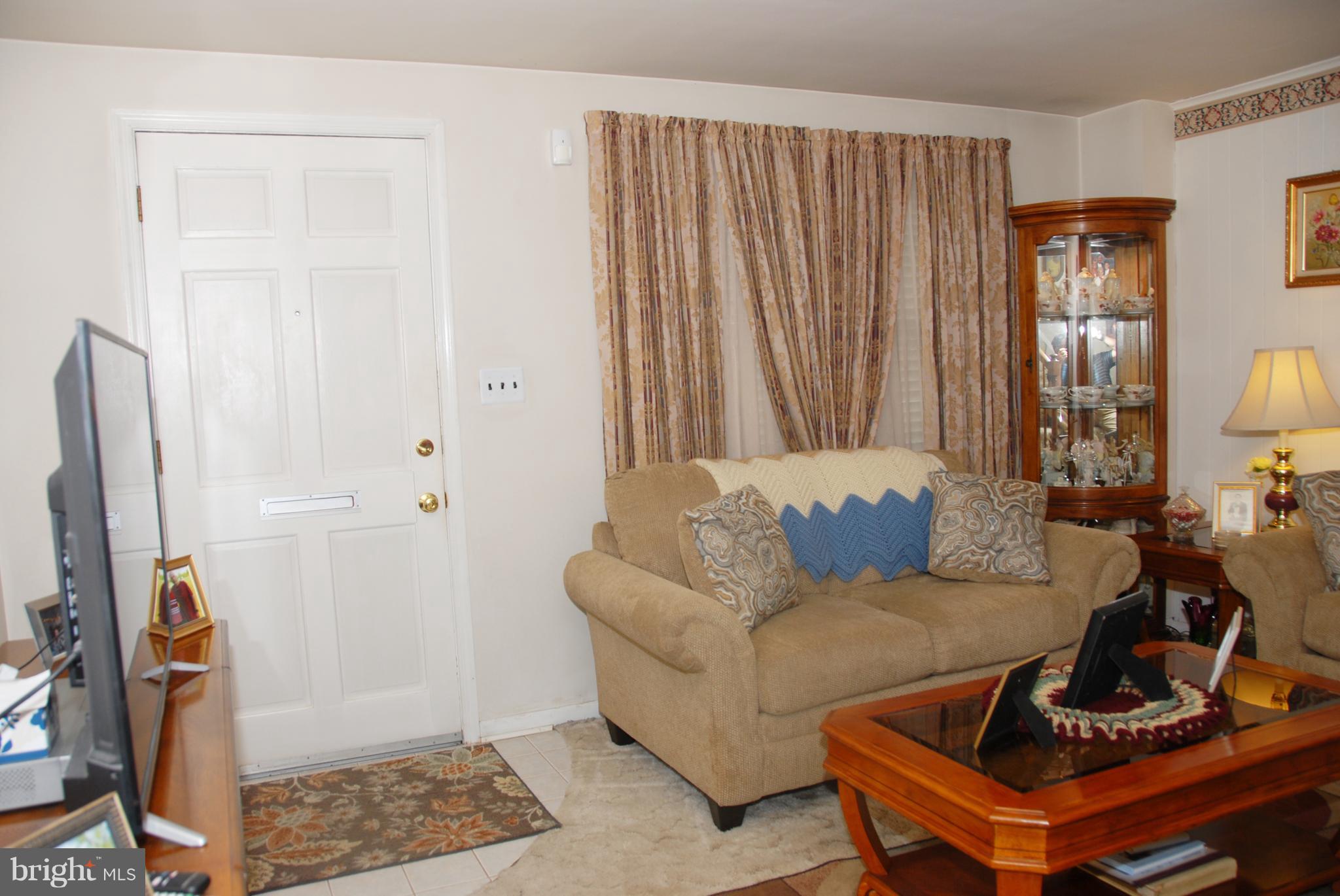 2128 Graythorn Road Baltimore, MD 21220 - Photo 4 of 20 a living room with furniture and a window