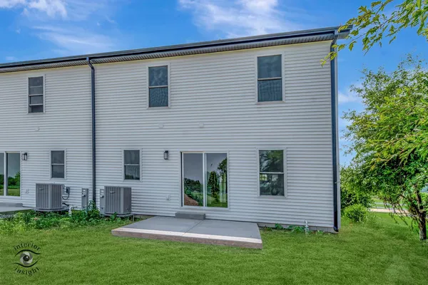 a view of front of a house with a yard